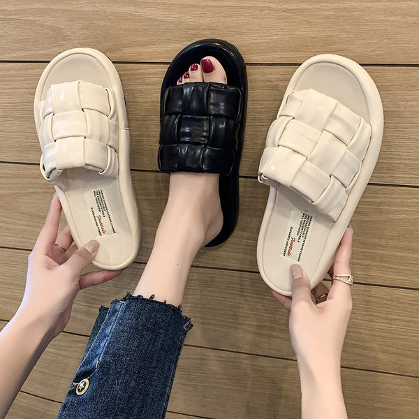 Γυναικείες παντόφλες από καπιτονέ οικολογικό δέρμα με πλατφόρμα 3 cm