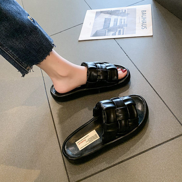 Γυναικείες παντόφλες από καπιτονέ οικολογικό δέρμα με πλατφόρμα 3 cm