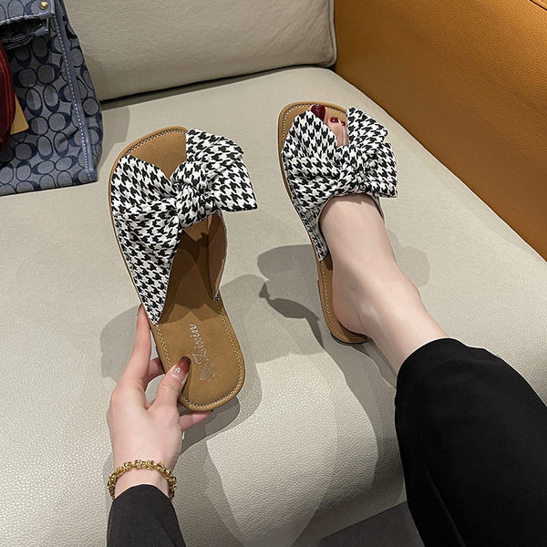 Moteriškos žemos šlepetės su tekstiliniu kaspinu