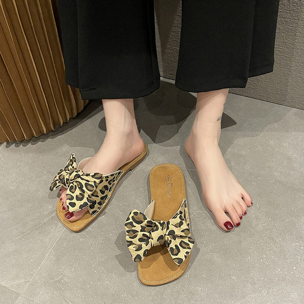 Moteriškos žemos šlepetės su tekstiliniu kaspinu