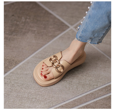 Moodsad metallist kaunistusega naiste sussid