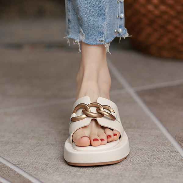 Moodsad metallist kaunistusega naiste sussid