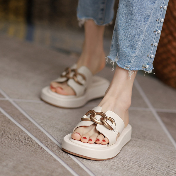 Moodsad metallist kaunistusega naiste sussid