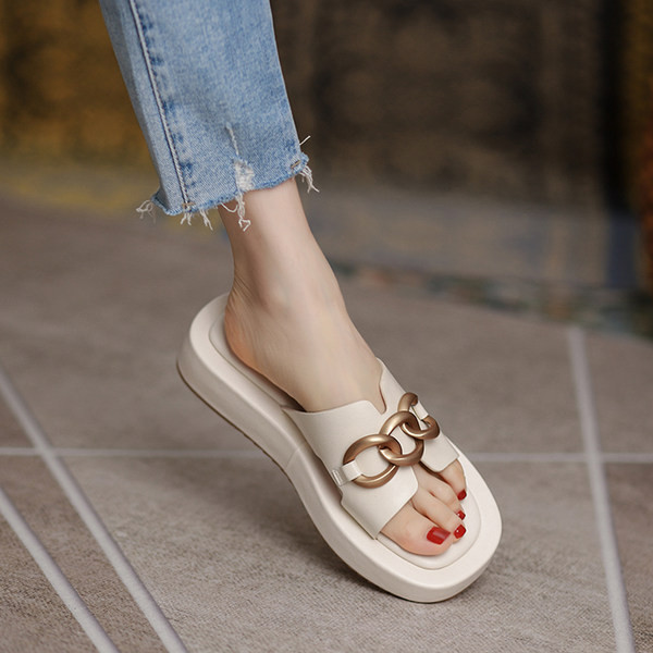 Moodsad metallist kaunistusega naiste sussid