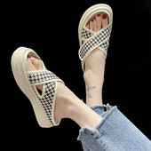 Γυναικείες παντόφλες σε επίπεδη πλατφόρμα με σταυρωτά υφασμάτινα λουράκια