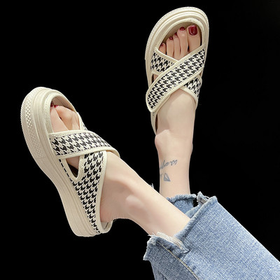 Γυναικείες παντόφλες σε επίπεδη πλατφόρμα με σταυρωτά υφασμάτινα λουράκια