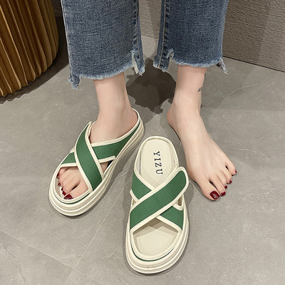 Γυναικείες παντόφλες σε επίπεδη πλατφόρμα με σταυρωτά υφασμάτινα λουράκια