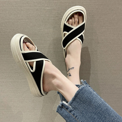 Γυναικείες παντόφλες σε επίπεδη πλατφόρμα με σταυρωτά υφασμάτινα λουράκια