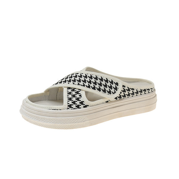 Γυναικείες παντόφλες σε επίπεδη πλατφόρμα με σταυρωτά υφασμάτινα λουράκια