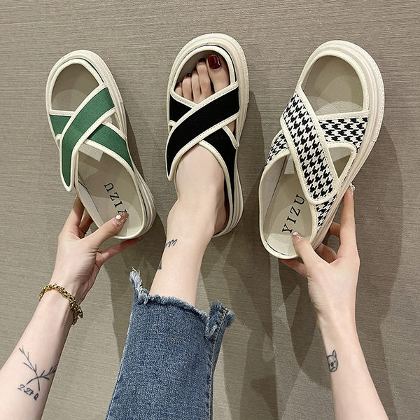 Γυναικείες παντόφλες σε επίπεδη πλατφόρμα με σταυρωτά υφασμάτινα λουράκια