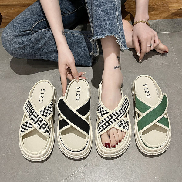 Γυναικείες παντόφλες σε επίπεδη πλατφόρμα με σταυρωτά υφασμάτινα λουράκια