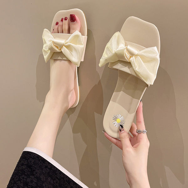 Naiste kandilised paela ja tikandiga sussid