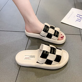 Γυναικείες παντόφλες από συνθετικό δέρμα με χιαστί τιράντες σε μαύρο και άσπρο χρώμα