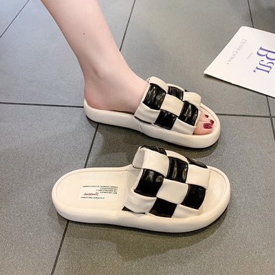 Γυναικείες παντόφλες από συνθετικό δέρμα με χιαστί τιράντες σε μαύρο και άσπρο χρώμα