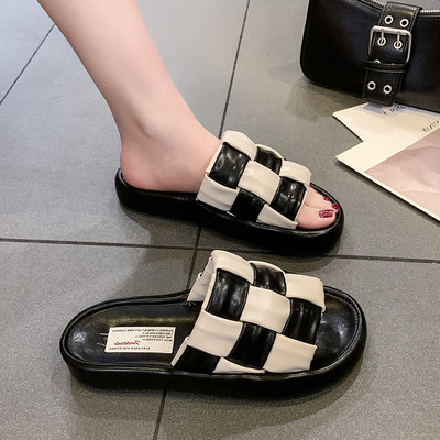 Γυναικείες παντόφλες από συνθετικό δέρμα με χιαστί τιράντες σε μαύρο και άσπρο χρώμα