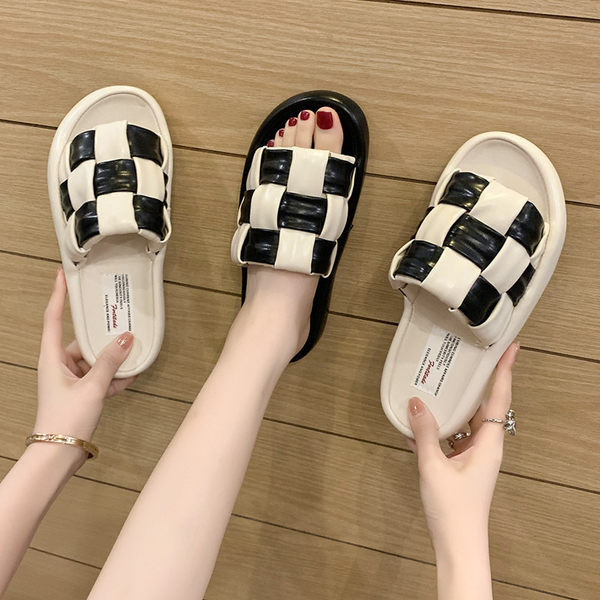 Γυναικείες παντόφλες από συνθετικό δέρμα με χιαστί τιράντες σε μαύρο και άσπρο χρώμα