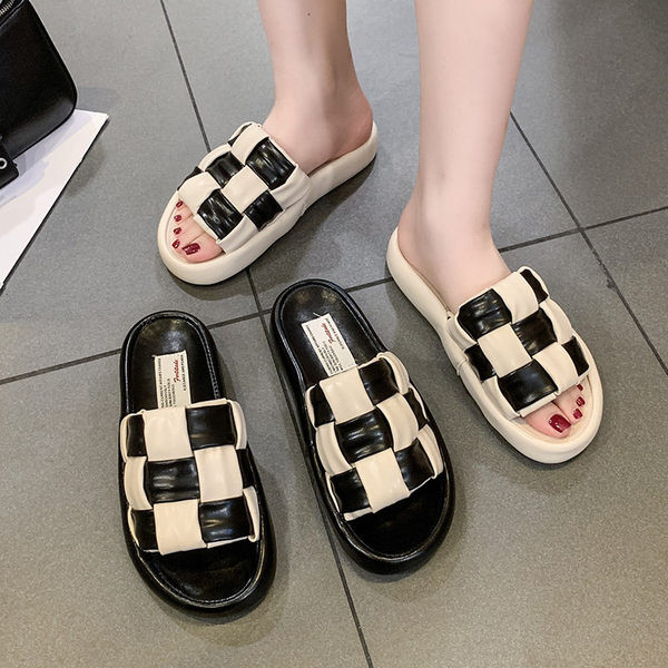 Γυναικείες παντόφλες από συνθετικό δέρμα με χιαστί τιράντες σε μαύρο και άσπρο χρώμα