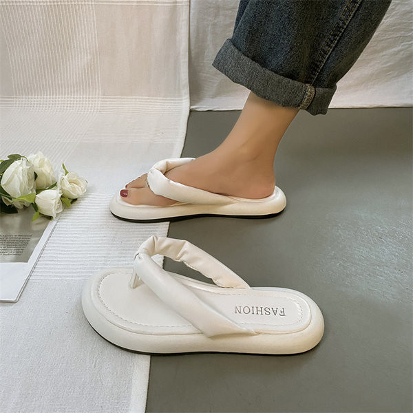 Naiste sussid varvaste vahel kunstnahast