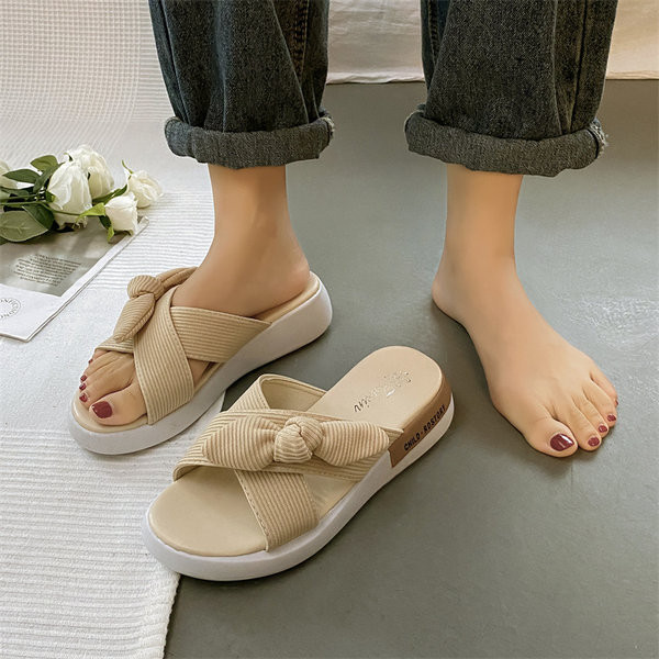 Šiuolaikinės šlepetės su kaspinu ir plokščiu padu