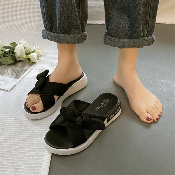 Šiuolaikinės šlepetės su kaspinu ir plokščiu padu