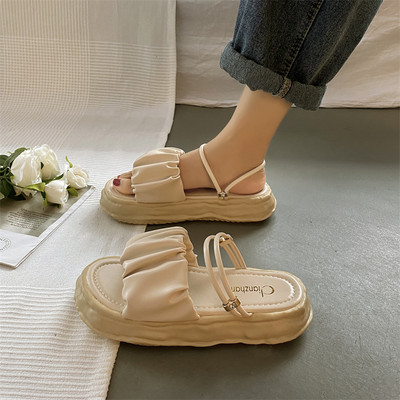 Naiste lokkide ja mittestandardse tallaga sussid