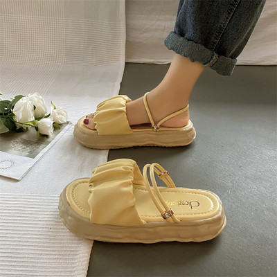 Naiste lokkide ja mittestandardse tallaga sussid