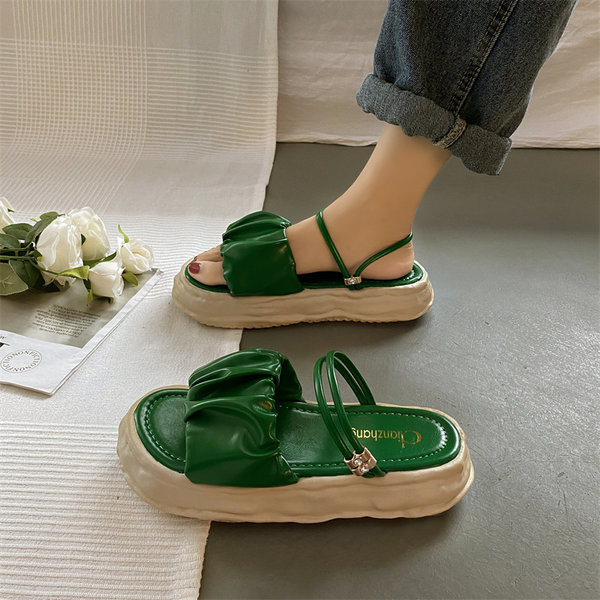 Naiste lokkide ja mittestandardse tallaga sussid