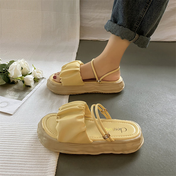 Naiste lokkide ja mittestandardse tallaga sussid