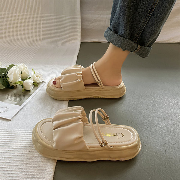 Naiste lokkide ja mittestandardse tallaga sussid