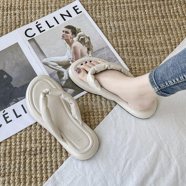 Naiste sussid varvaste vahel