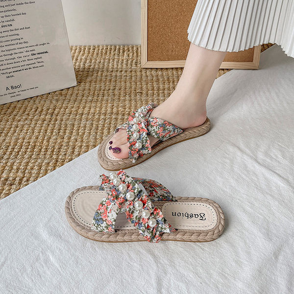 Ženske papuče sa cvjetnim motivima i bisernim ukrasom