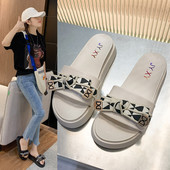 Νέο μοντέλο γυναικείες παντόφλες με δερμάτινο λουράκι - λευκό και μαύρο χρώμα