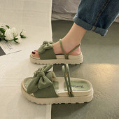 Moodsad kolmevärvilised paelaga sussid