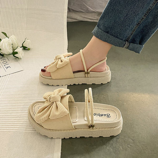 Moodsad kolmevärvilised paelaga sussid