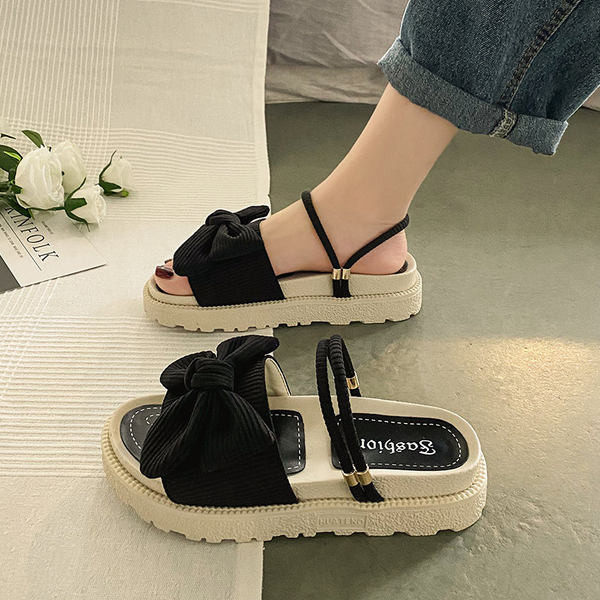 Moodsad kolmevärvilised paelaga sussid