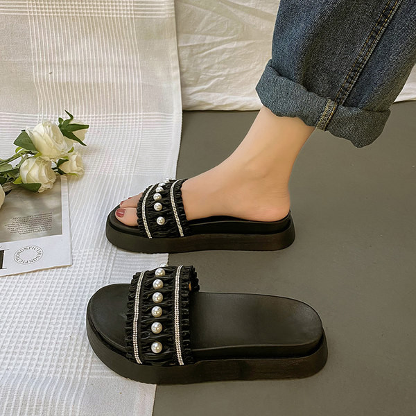 Naiste platvormsussid ja pärlid