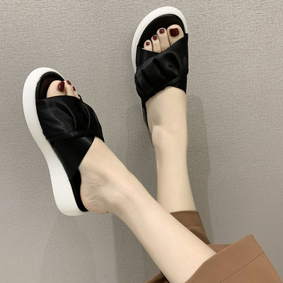 Kasdieninės šlepetės su odiniais dirželiais – trijų spalvų