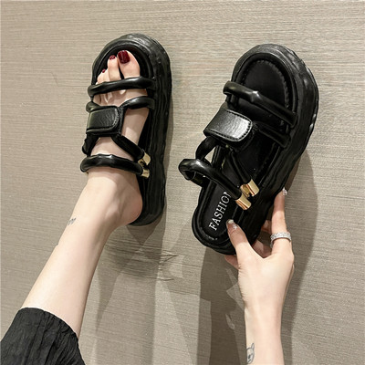 Ženske papuče s visokim potplatom i metalnim elementom