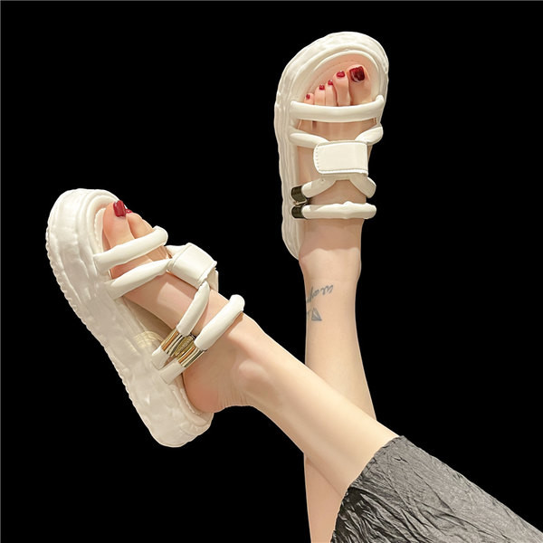 Ženske papuče s visokim potplatom i metalnim elementom