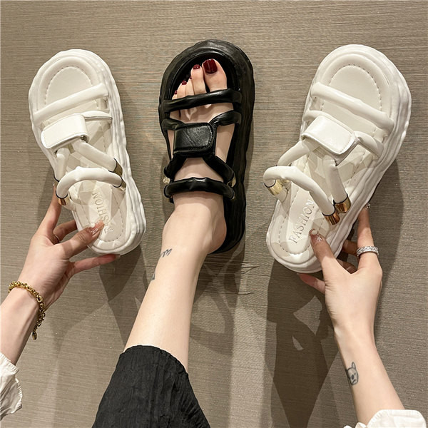 Ženske papuče s visokim potplatom i metalnim elementom