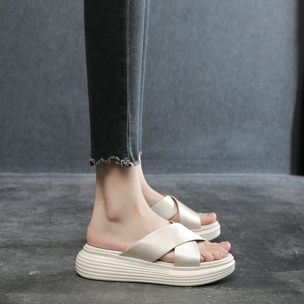 Novi model ženskih papuča sa ukrštenim remenčićima