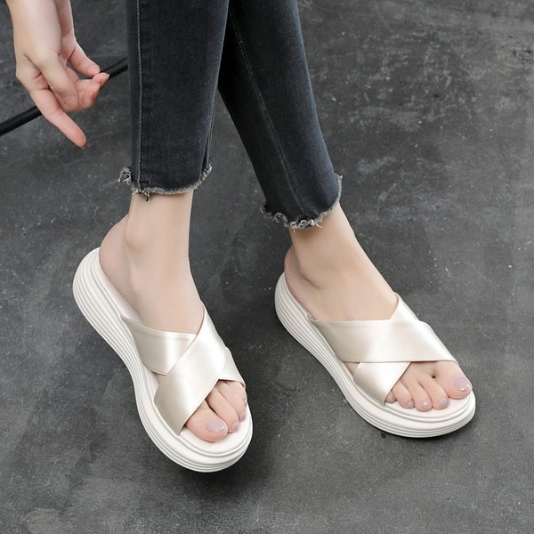 Novi model ženskih papuča sa ukrštenim remenčićima