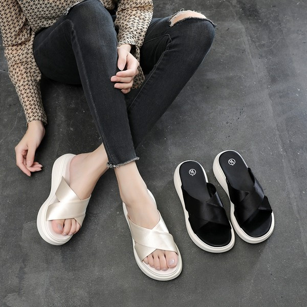 Novi model ženskih papuča sa ukrštenim remenčićima