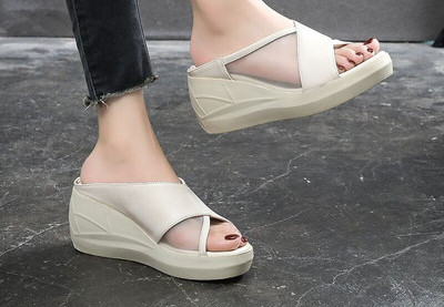 Γυναικείες παντόφλες με ψηλή πλατφόρμα 6,5 cm και διάφανο μέρος