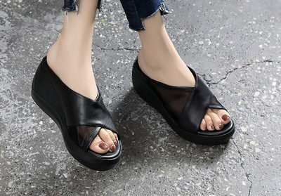 Γυναικείες παντόφλες με ψηλή πλατφόρμα 6,5 cm και διάφανο μέρος