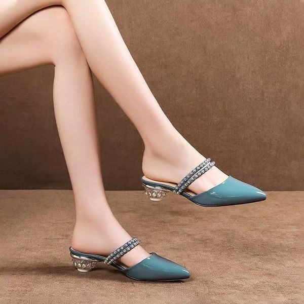 Moodsad naiste teravatipulised kivikestega sussid