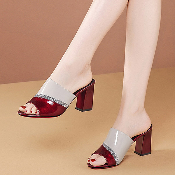 Ženske lakirane papuče s debelom četvrtastom petom i ukrasnim kamenčićima