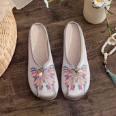 Γυναικείες στρογγυλεμένες παντόφλες από σατέν και χρωματιστό κέντημα