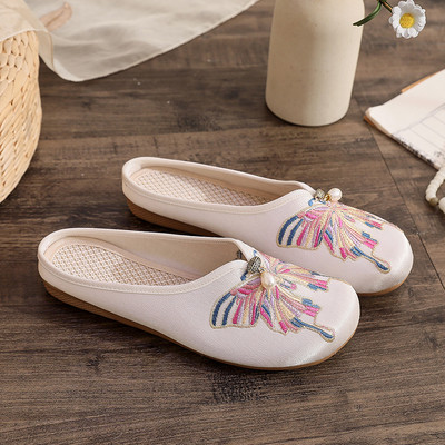 Γυναικείες στρογγυλεμένες παντόφλες από σατέν και χρωματιστό κέντημα