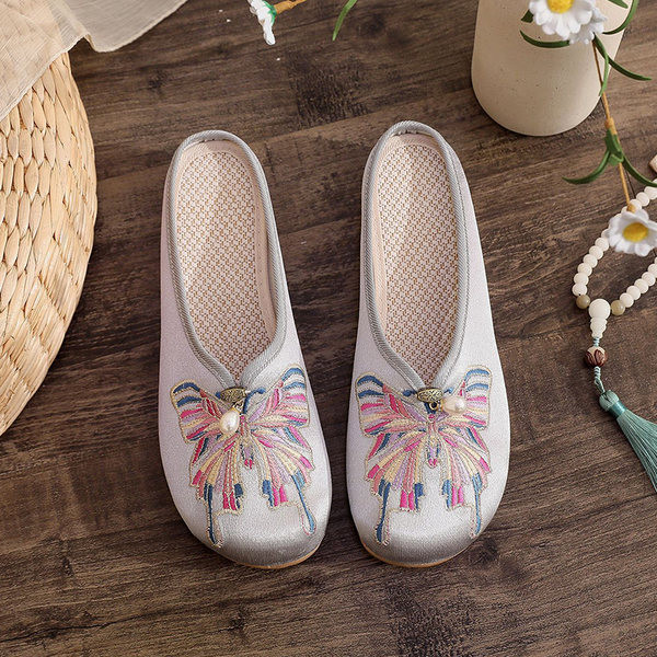 Γυναικείες στρογγυλεμένες παντόφλες από σατέν και χρωματιστό κέντημα